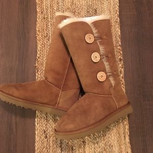 💕BRAND NEW💕 UGG Women Bailey Button Triplet II